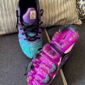 Gently used women’s rainbow Nike vapormax. Been worn 3 times.